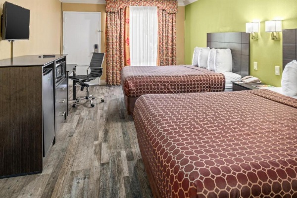 Vagabond Inn Costa Mesa image 12