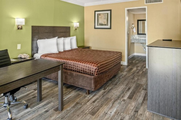 Vagabond Inn Costa Mesa image 6