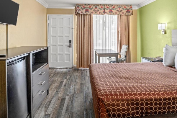 Vagabond Inn Costa Mesa image 7